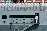 Военные моряки на палубе корабля перед началом главного военно-морского парада в Санкт-Петербурге в честь Дня Военно-Морского Флота России