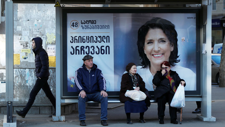 Плакат с изображение Саломе Зурабишвили на одной из улиц Тбилиси, 27 ноября 2018 года