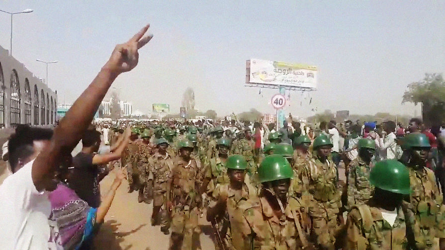 Демонстранты и военнослужащие в Хартуме, 10 апреля 2019 года, кадр из видео