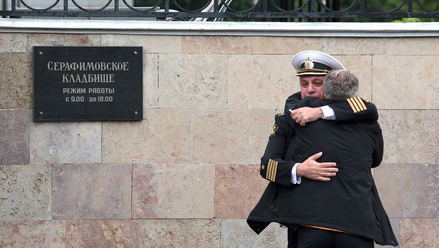 Похороны подводников, погибших на глубоководном аппарате в Баренцевом море, Серафимовское кладбище, Санкт-Петербург, 6 июля 2019 года