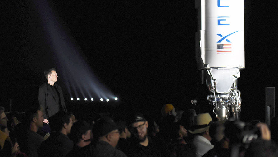 Илон Маск на презентации образца ракеты Starship, с помощью которого он намерен осуществлять полеты к Марсу