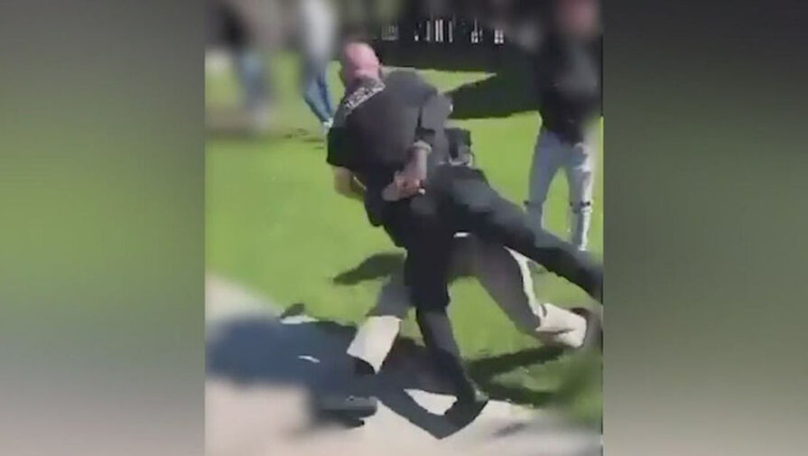 Во Флориде школьник избил полицейского, который пытался разнять драку между подростками