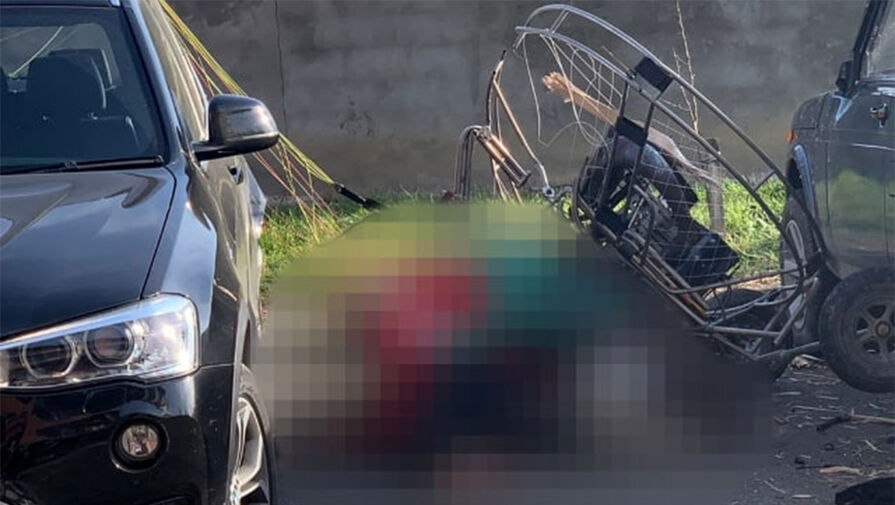 Момент падения параплана на машину в Краснодарском крае попал на видео