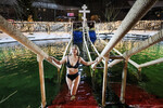 Москва. Женщина во время крещенских купаний на территории Измайловского кремля, 19 января 2023 года
