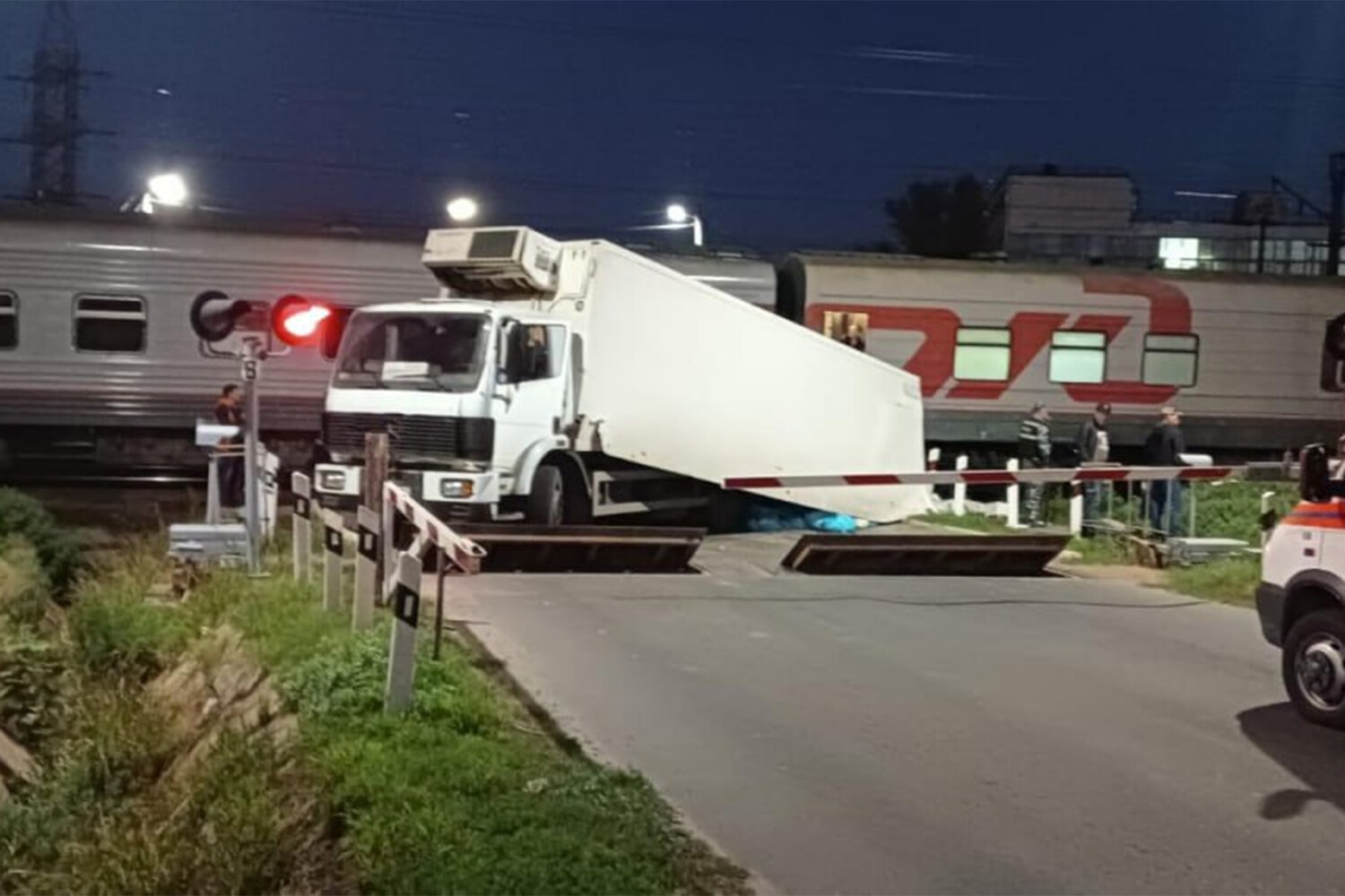 В Ростове-на-Дону «Мерседес» столкнулся с пассажирским поездом - Газета.Ru  | Новости