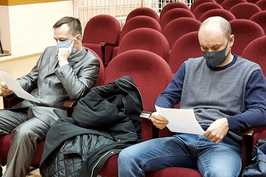Полицейские Михаил Балашов и Дмитрий Тарицын (слева направо), обвиняемые в халатности, во время предварительного заседания в Ленинском районном суде, 2021 год
