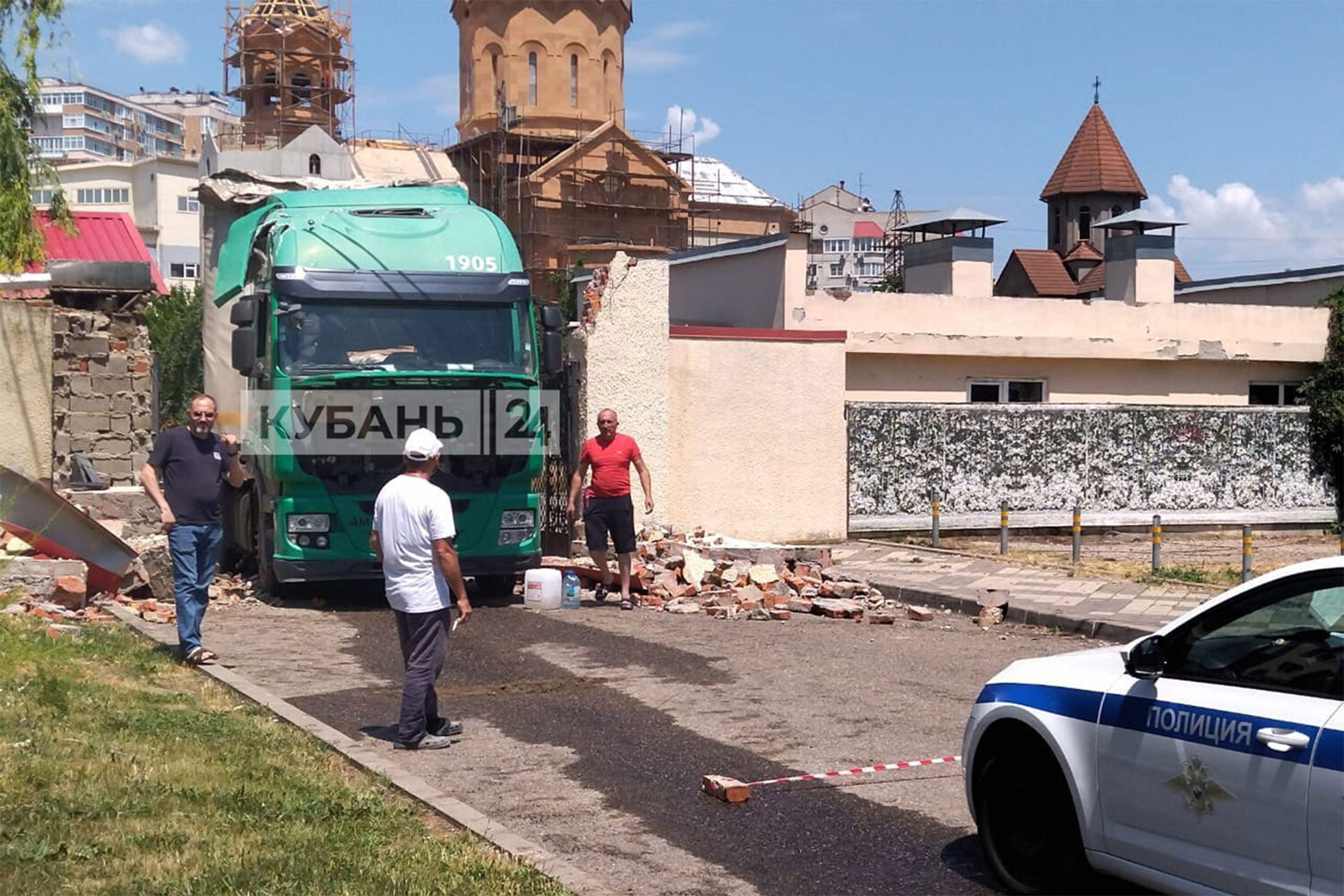 Фура врезалась в ворота армянской церкви на Кубани - Газета.Ru | Новости