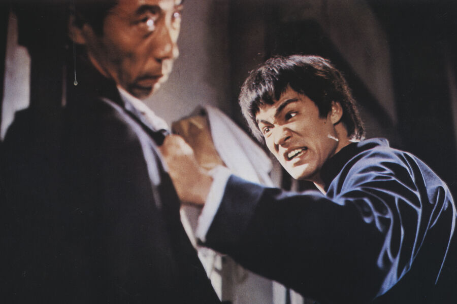 <b>«Кулак ярости» (1972)</b>
<br><br>
Следующим проектом стала картина историческая. 1908-й год, Шанхай, японская оккупация. Сюда к&nbsp;невесте приезжает мастер боевых искусств Чэнь Чжэнь (Брюс Ли), но узнает, что совсем недавно скончался его учитель. Ему приходится с&nbsp;боем доказывать превосходство своей школы перед&nbsp;японской. Но это еще не все: окажется, что его учителя отравили, и тогда мастеру придется вступить в&nbsp;борьбу с&nbsp;полицией и оккупационными властями.
<br><br>
В&nbsp;фильме снимался, кстати, Джеки Чан: он появляется в&nbsp;массовке и дублирует актера, игравшего японского оккупанта.
