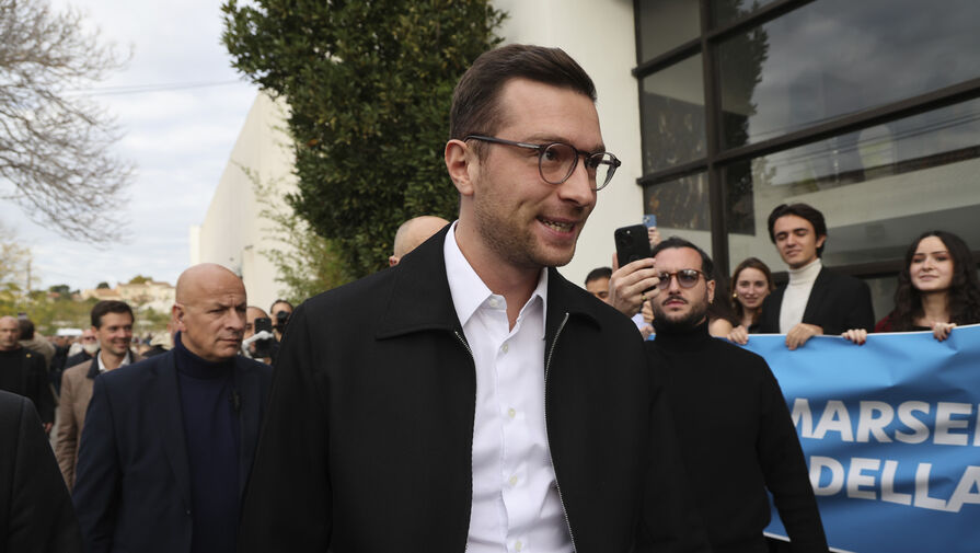 Лидеру французской партии разбили яйцо о голову на автограф-сессии