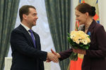 Дмитрий Медведев и Людмила Чурсина, удостоенная ордена Почета, на церемонии вручения государственных наград в Екатерининском зале Кремля