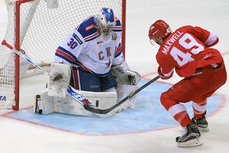 Игрок «Спартака» Бен Максвелл (справа) и вратарь СКА Игорь Шестеркин в матче КХЛ