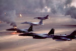 Истребители F-16A и F-15E пролетают над горящими нефтяными месторождениями в Кувейте во время операции «Буря в пустыне», 1991 год