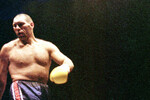 Российский боксер Николай Валуев во время поединка с украинским соперником Ярославом Заворотним в Донецке, 2002 год
