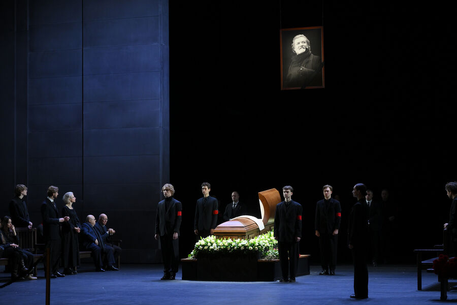 Церемония прощания с&nbsp;народным артистом России Владимиром Симоновым в&nbsp;Театре им. Евгения Вахтангова в&nbsp;Москве, 12&nbsp;ноября 2025&nbsp;года