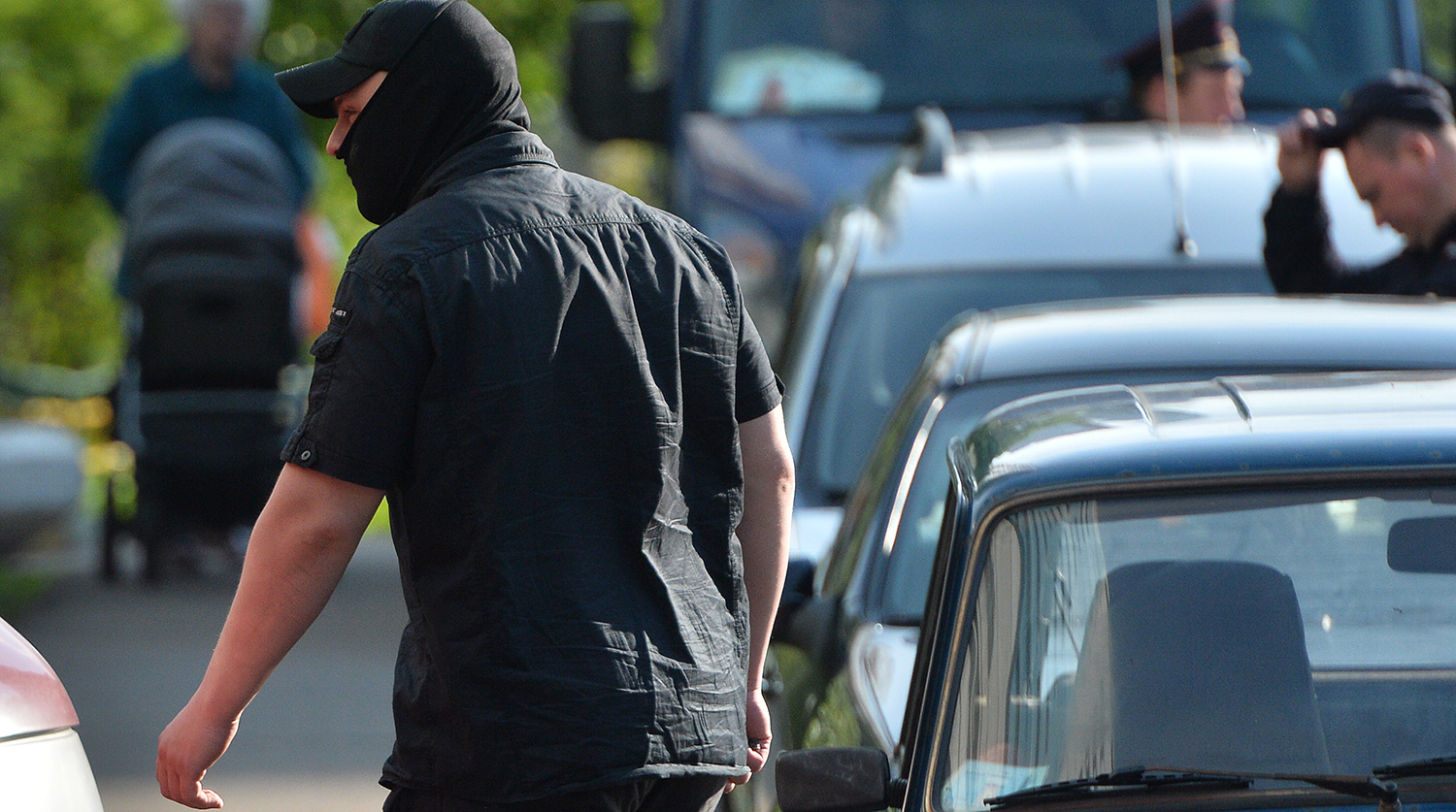 Сотрудник ФСБ РФ у жилого дома, где были задержаны члены террористической группы, входящей в запрещенную в России организацию «Исламское государство»