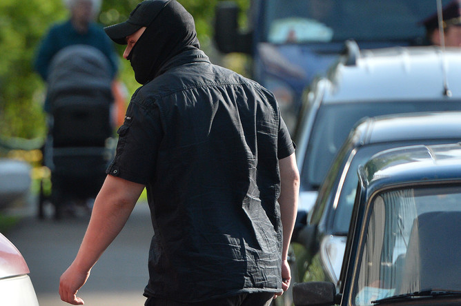 Сотрудник ФСБ РФ у жилого дома, где были задержаны члены террористической группы, входящей в запрещенную в России организацию «Исламское государство»
