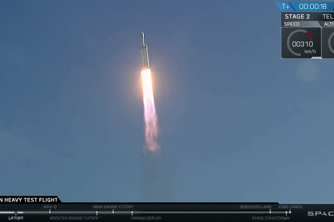 Во время запуска ракеты-носителя Falcon Heavy компании Илона Маска SpaceX с мыса Канаверал во Флориде, 6 февраля 2018 года