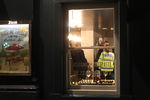 Сотрудники полиции в ресторане, который был закрыт после инцидента с бывшим российским разведчиком Сергеем Скрипалем в британском Солсбери, 5 марта 2018 года