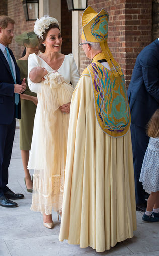 Кейт Миддлтон с&nbsp;принцем Луи на&nbsp;руках переде церемонией крещения, 9 июля 2018 года