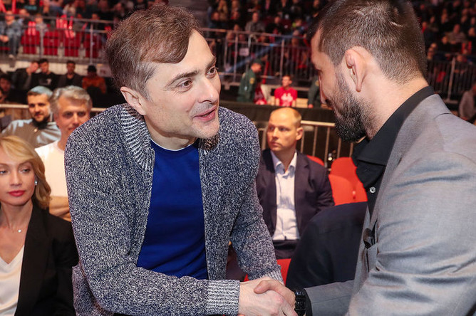 Помощник президента России Владислав Сурков и российский боец Расул Мирзаев перед поединком международного турнира по смешанным единоборствам Fight nights global 68 на XXI Петербургском международном экономическом форуме, 2017 год