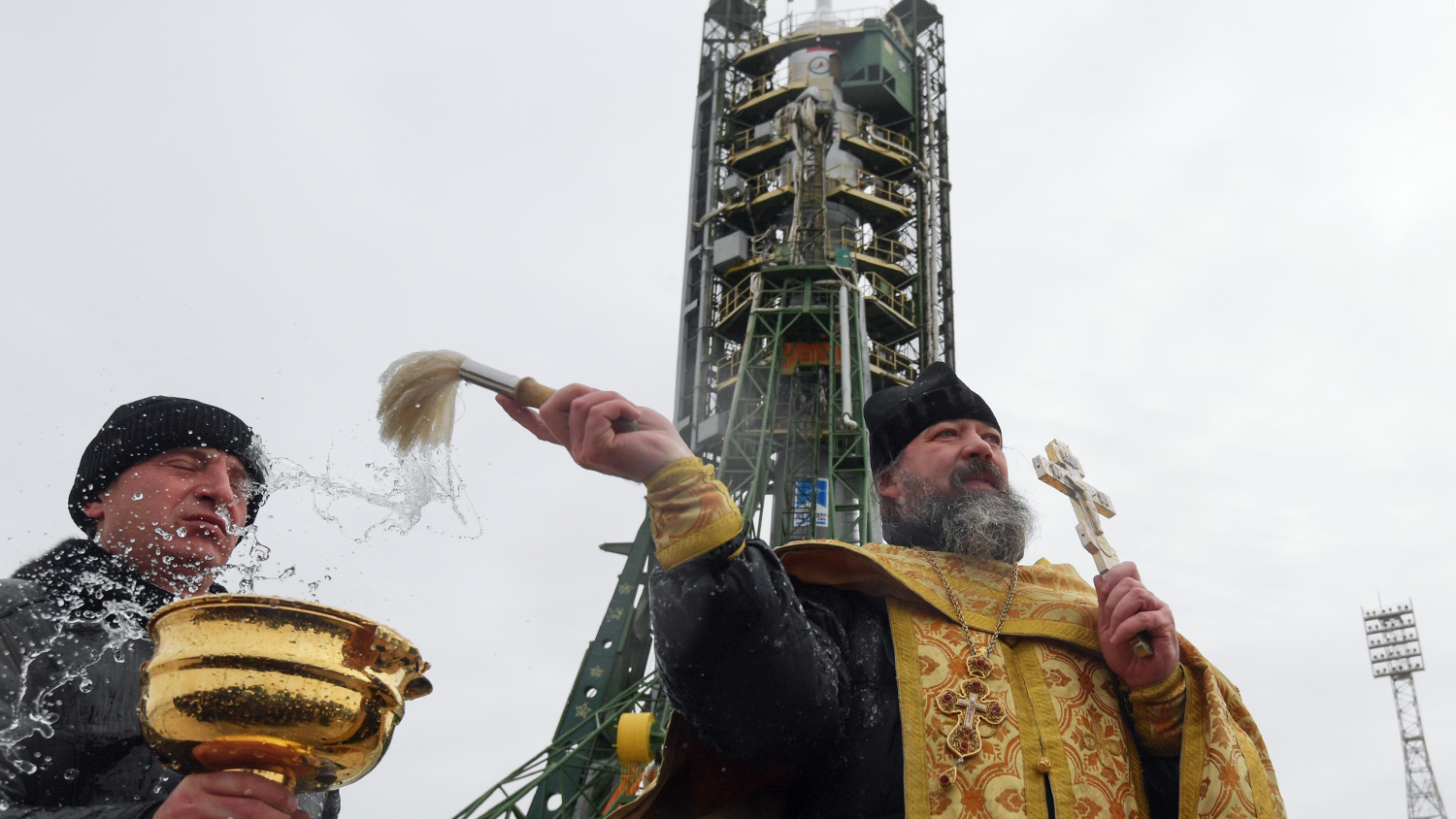 Освящение. Священник РПЦ освящает оружие. Байконур священник ракета. Священник освящает ракету. Поп освящает оружие.