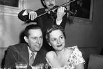 Актриса Оливия де Хэвилленд и ее муж, журналист и писатель, Пьер Галанте в Риме, 1955 год
