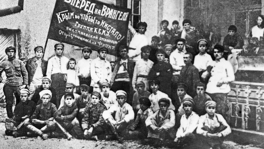 Комсомольцы города Николаева перед отправкой на фронт, для борьбы с войсками Врангеля, 1919 год