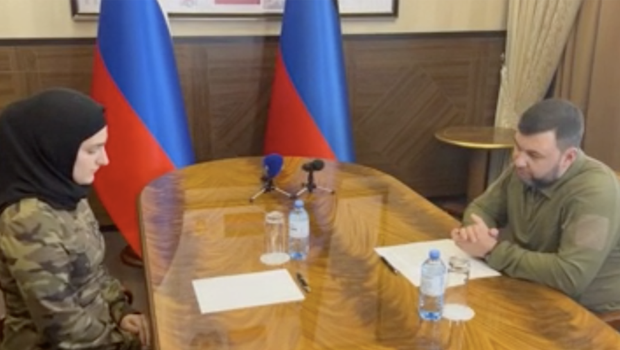Глава ДНР Денис Пушилин наградил министра культуры Чечни Айшат Кадырову Орденом Дружбы