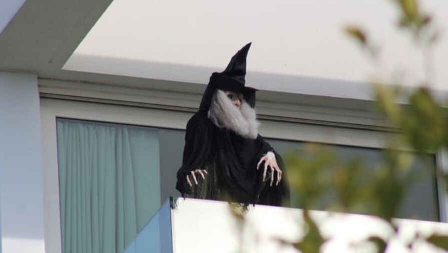 Шакира поставила куклу-ведьму на балконе напротив окон бывшей свекрови
