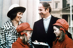 Бобби Чарльтон показывает своей жене Норме и дочерям свой орден Британской Империи после церемонии в Букингемском дворце, Лондон, 1974 год