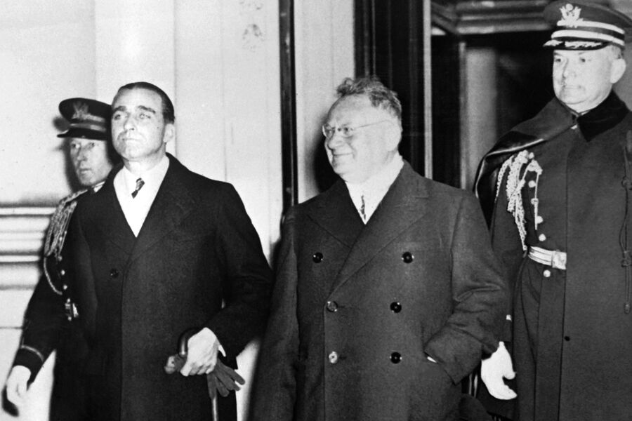 Нарком иностранных дел СССР Максим Литвинов (справа) после визита президента Франклина Рузвельта в Белом доме, США, 1933 год.