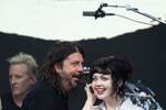 Дэйв Грол со своей дочерью Вайолет Грол на сцене Pyramid в третий день фестиваля Glastonbury Festival 2023