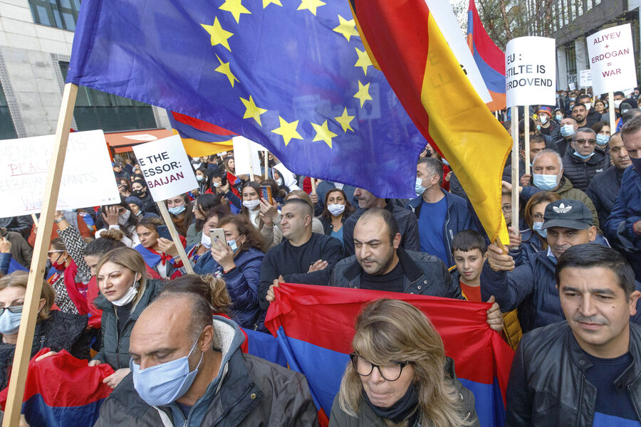 Протестующие с флагами ЕС и Армении возле саммита ЕС в Брюсселе, 2020 год