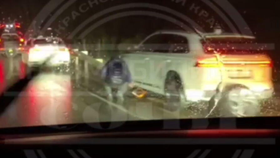 Автомобилисты массово пробили колеса на трассе в Сочи