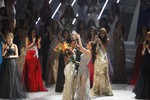 Корону на торжественной церемонии победительнице вручила «Мисс Вселенная-2010» Химена Наваретте.