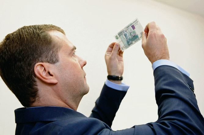 Медведев продлил сроки предоставления данных о доходах топ-менеджеров госкомпаний