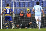 Форвард «Пармы» Исак Бельфодиль поражает ворота «Лацио»