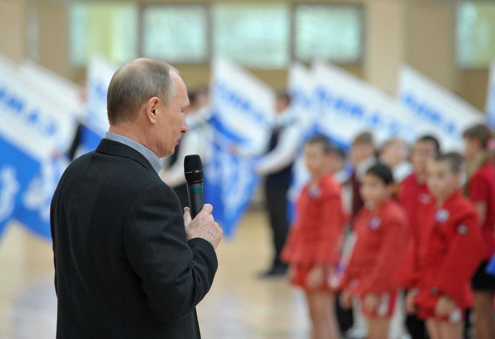 Путин на выступлении перед учащимися во время открытия нового дворца спорта