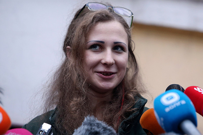 Амнистированная участница группы Pussy Riot Мария Алехина во время встречи с&nbsp;журналистами у&nbsp;здания Комитета против пыток