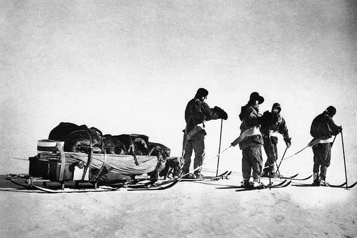 Один из первооткрывателей Южного полюса Роберт Скотт со своей экспедицией, 1912 год. Достигнув полюса спустя несколько недель после норвежца Руаля Амундсена, он и его товарищи погибли на обратном пути от холода, голода и физического истощения.