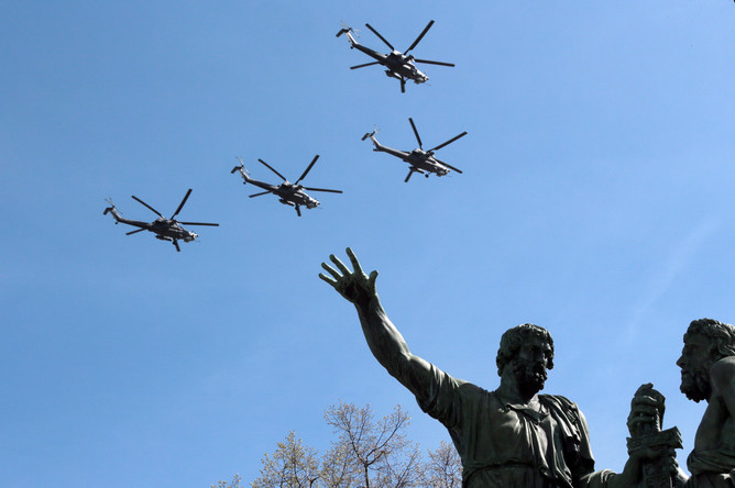 Военная авиация во время генеральной репетиции парада Победы на Красной площади