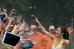 Певица Сати Казанова выступает на фестивале красок Холи в спорткомплексе «Лужники»