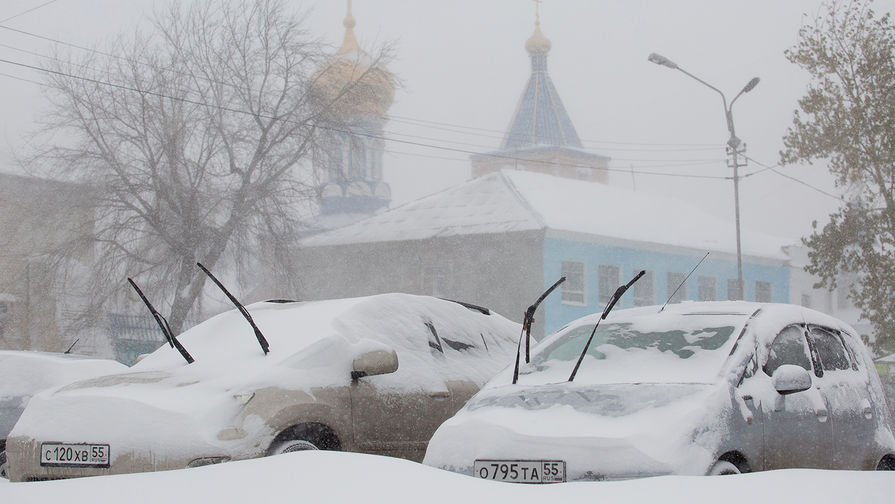 В омске выпадет снег. Снегопад в Омске. Заснеженный город Омск. Омск сугробы. Зима в Омске сугробы.