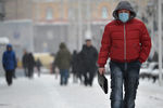 Мужчина в защитной маске в Москве