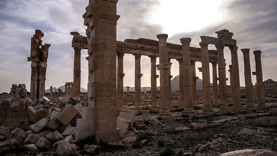 Развалины взорванной Триумфальной арки в Пальмире