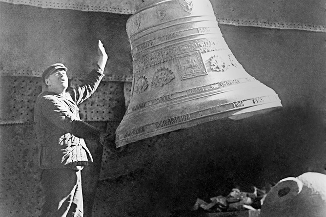 Снятие колоколов с храма Христа Спасителя, 1930 год