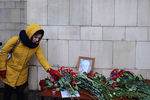 Девушка возлагает цветы у здания МИД РФ в Москве в связи с кончиной постоянного представителя России при ООН Виталия Чуркина