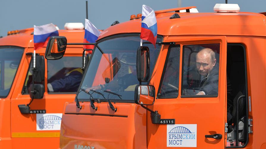 Президент России Владимир Путин за&nbsp;рулем &laquo;КамАЗа&raquo; во время церемонии открытия моста через&nbsp;Керченский пролив, 15 мая 2018 года