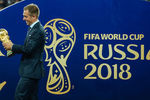 Футболист Филипп Лам выносит кубок на поле перед началом церемонии награждения победителей чемпионата мира по футболу-2018
