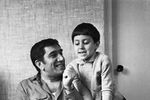 Армен Джигарханян с сыном, 1974 год